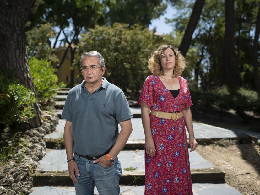 Los investigadores Julio Díaz y Cristina Linares, en los jardines del Instituto de Salud Carlos III, en Madrid.