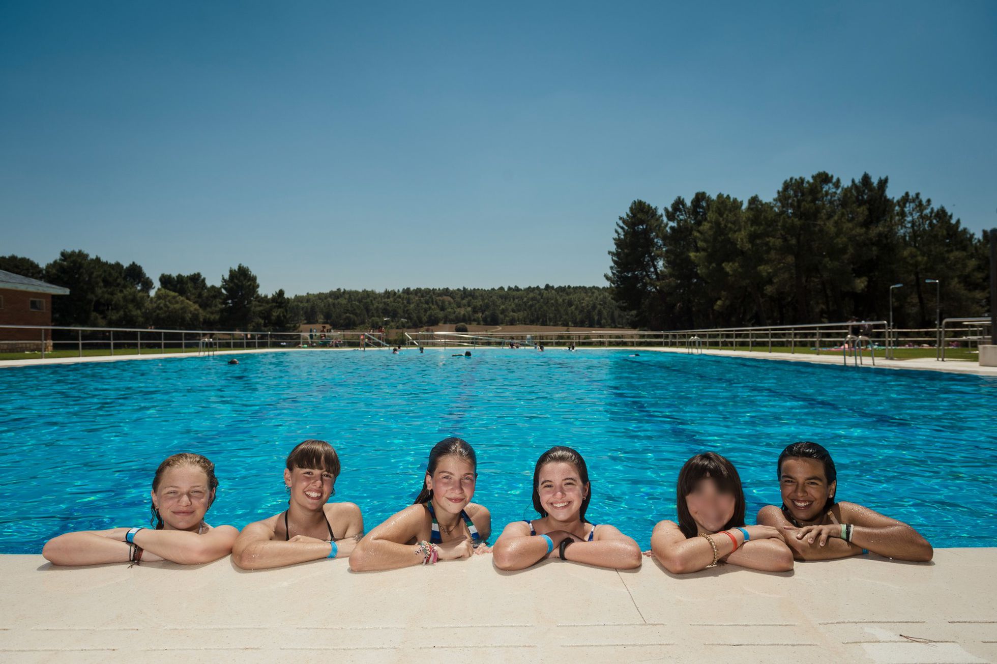 Iryna, Lucía, Gadea, Sofía y Naiara en la piscina pública de Bayubas de Arriba (Soria).