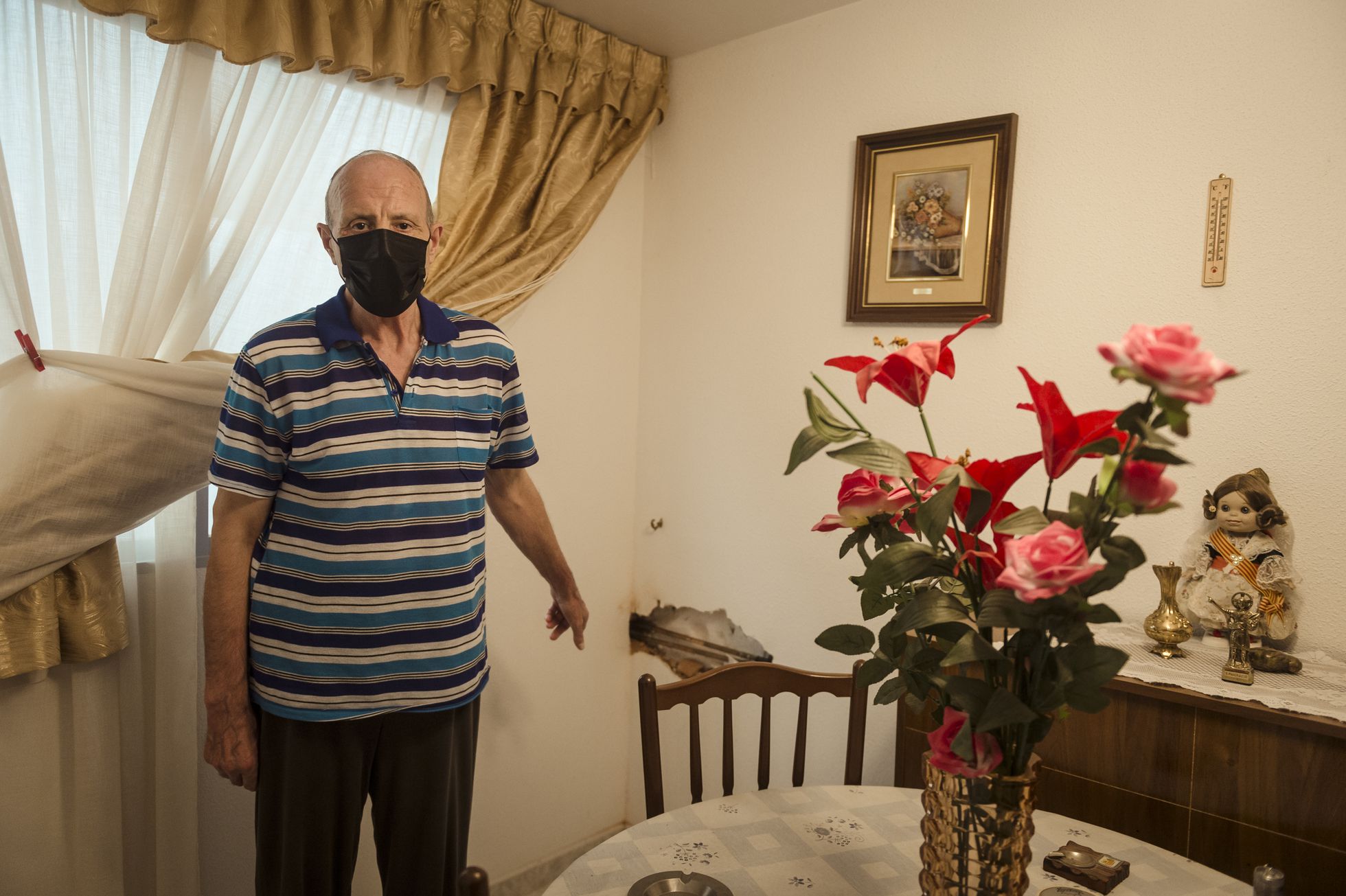 El zaragozano Antonio García, de 71 años, enseña uno de los desperfectos causados por Filomena en su casa de verano en Bello (Teruel).