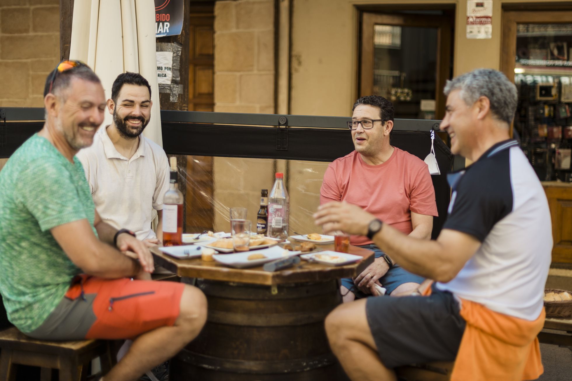 Cuatro vecinos de Burgo de Osma, en Soria, consumen en un bar del pueblo rememorando el temporal de Filomena y contando cómo viven el verano.