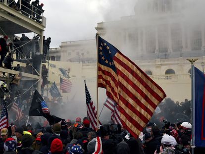 Varios partidarios del presidente Donald Trump, protestan frente al Capitolio, el pasado 6 de enero.