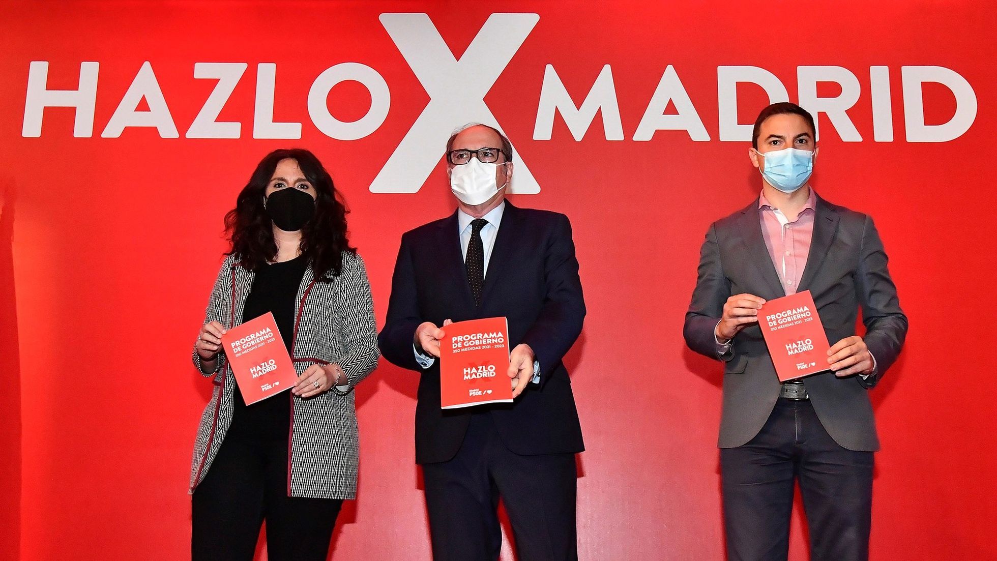 Ángel Gabilondo junto a Juan Lobato, número 4 de la candidatura, y Mónica Carazo, coordinadora de campaña, tras presentar en un acto telemático el programa electoral del PSOE. 
