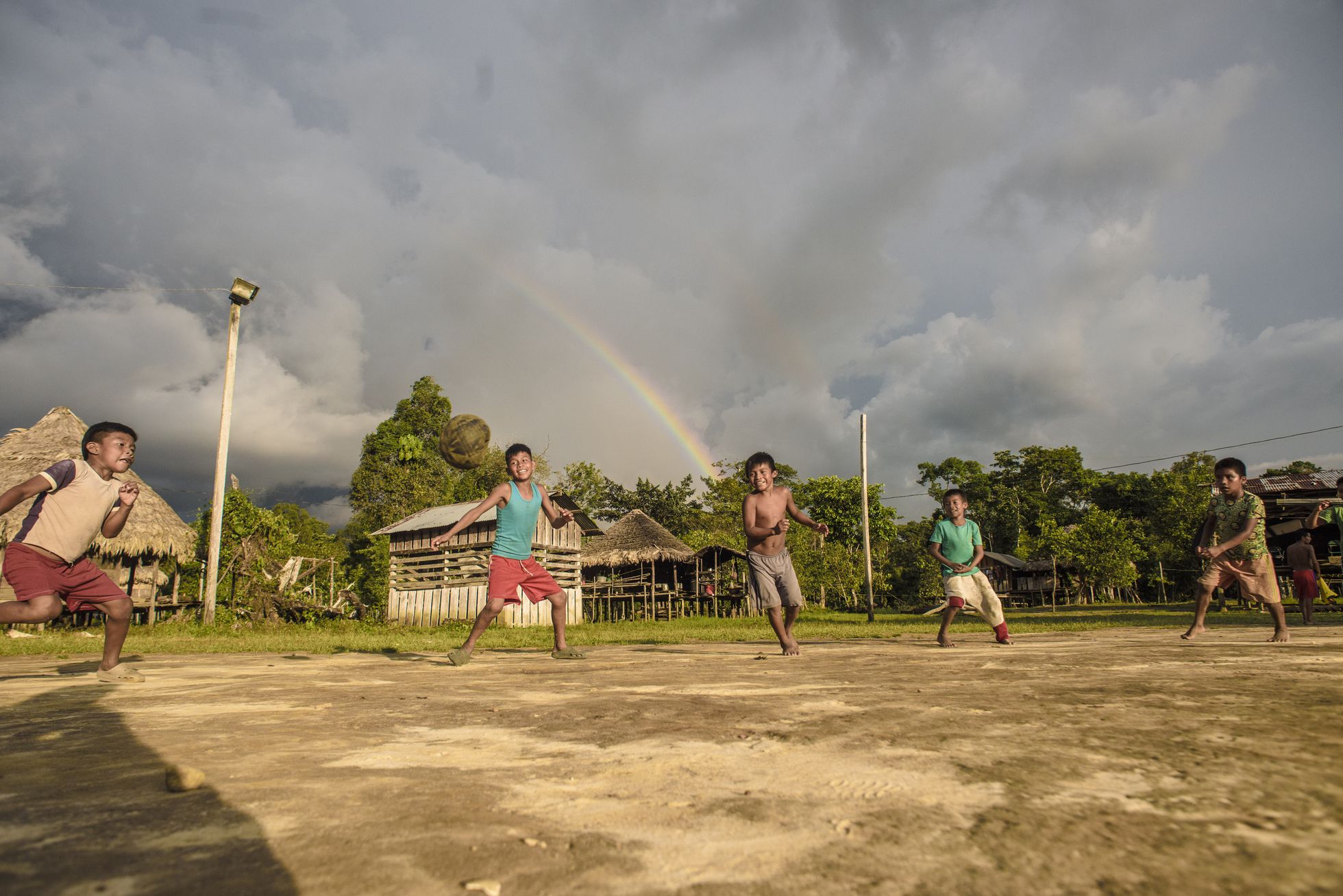 Niños indígenas juegan fútbol en la comunidad de Turriquitadó Llano, que alberga a otros indígenas desplazados por la violencia.