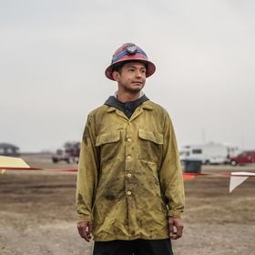 Isidro Hernandez de 21 años, trabaja en su primera temporada combatiendo fuegos, su amigo que le corta el cabello le recomendó este trabajo,