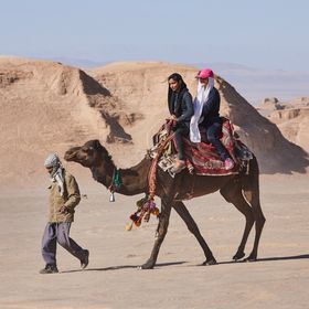 Ein Mann bietet sein Kamel für Ausritte durch die Wüste an, aufgenommen am 01.12.2017 in der Wu_ste Lut (Dascht-e Lut) östlich der Stadt Kerman im Iran, aufgenommen am 01.12.2017. (Photo by Thomas Schulze/picture alliance via Getty Images)