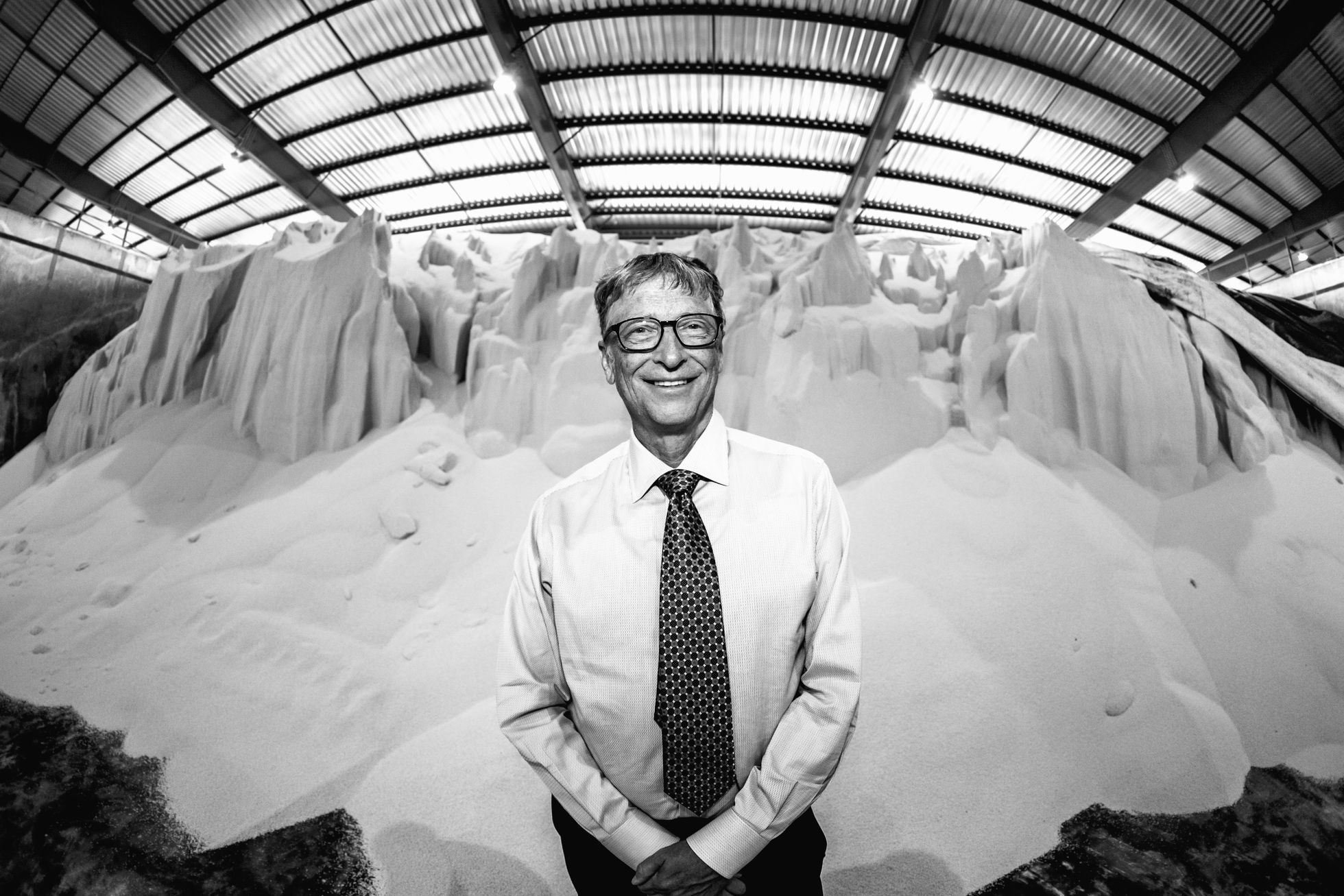 Bill Gates, en una central
de distribución de fertilizante
en Dar es-Salaam,
Tanzania, en 2018.