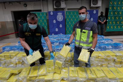Un miembro de la Udyco (derecha) y otro de la UCO muestran los 3.800 kilos de cocaína incautados en el puerto de Valencia en una operación conjunta de la Policía Nacional y la Guardia Civil.