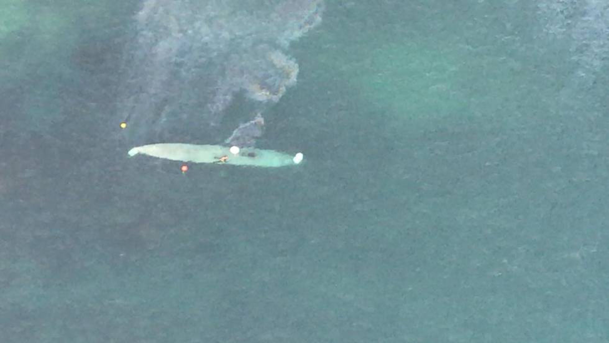 Imagen aérea del narcosubmarino apresado en la costa de Pontevedra.