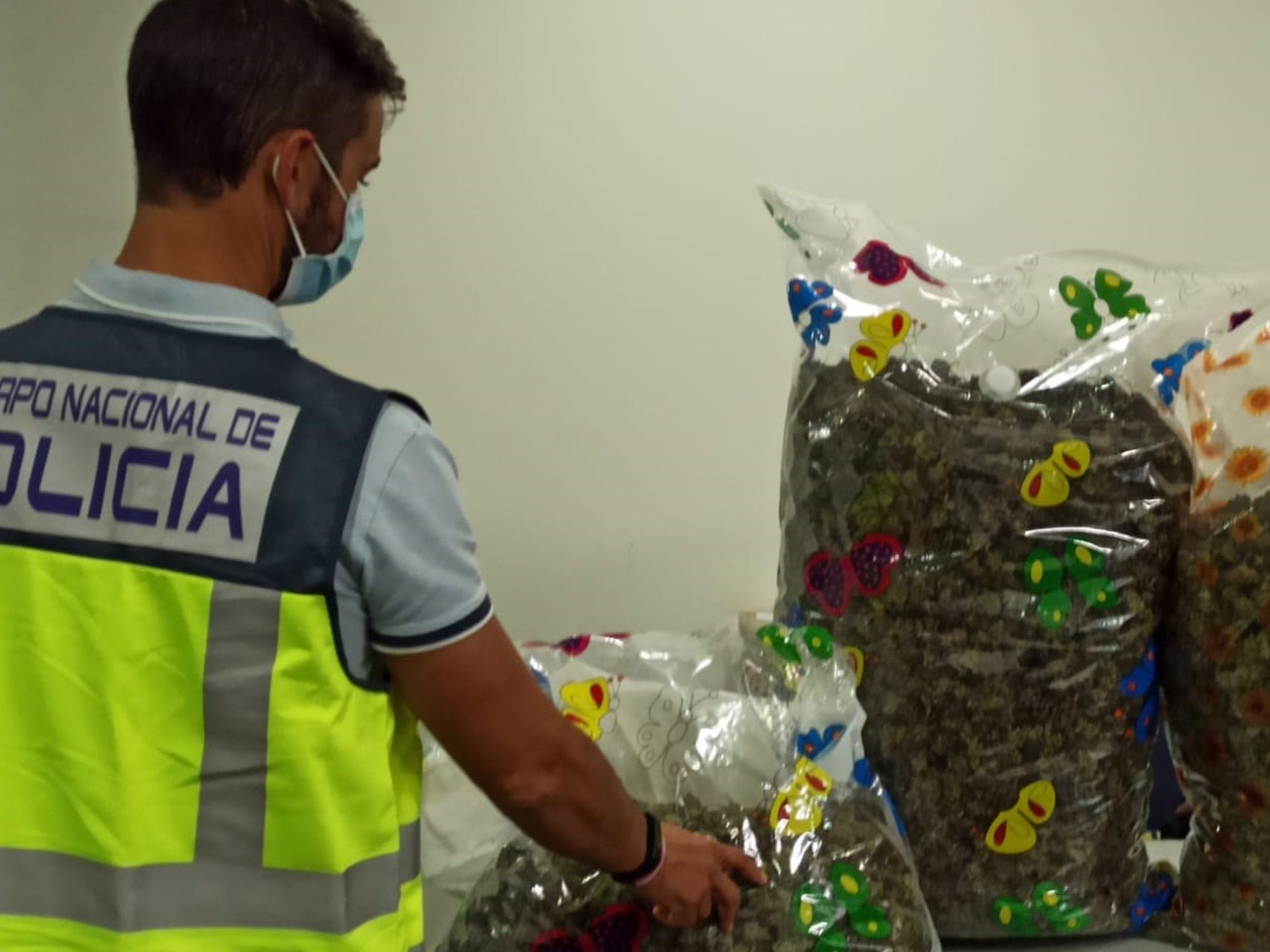 La Policía Nacional detuvo a ocho personas en distintas operaciones por tráfico de drogas durante la campaña de Navidad.