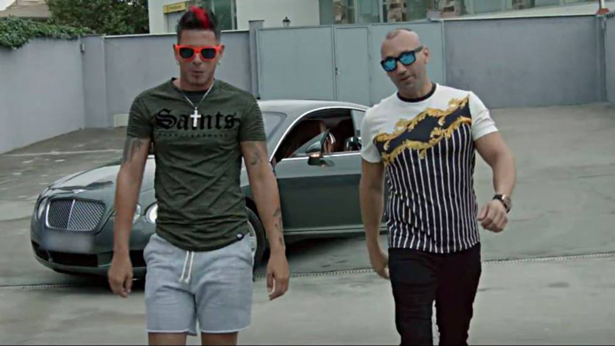 Fotograma del videoclip de la canción 'Candela', de Clase-A, en el que aparecen el cantante (izquierda) y Francisco Tejón, 'El Castaña', el mayor capo del narcotráfico del Campo de Gibraltar, en busca y captura desde 2016.