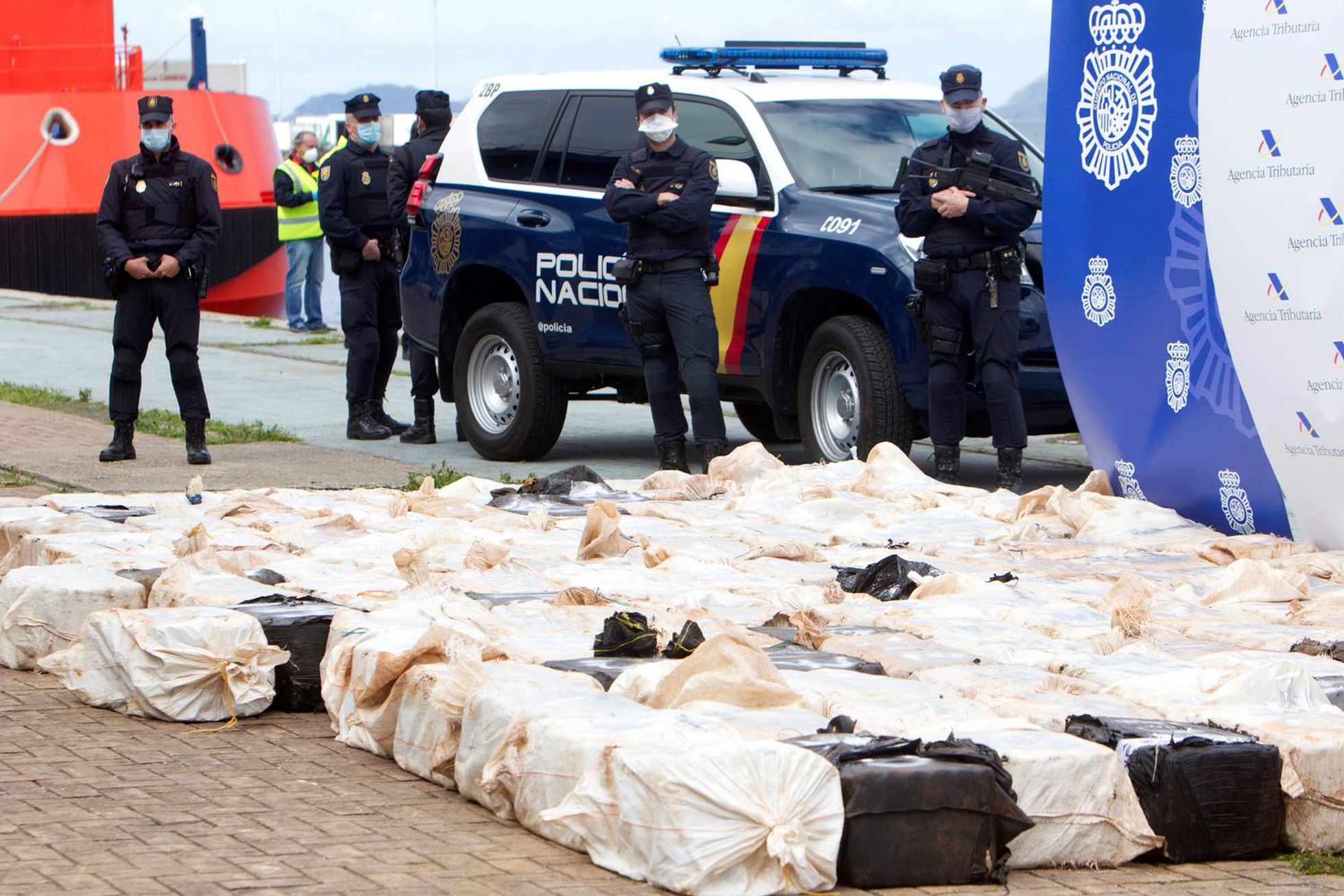 Efectivos policiales se incautan de cuatro toneladas de cocaína durante una operación contra el narcotráfico, el pasado abril en Vigo.