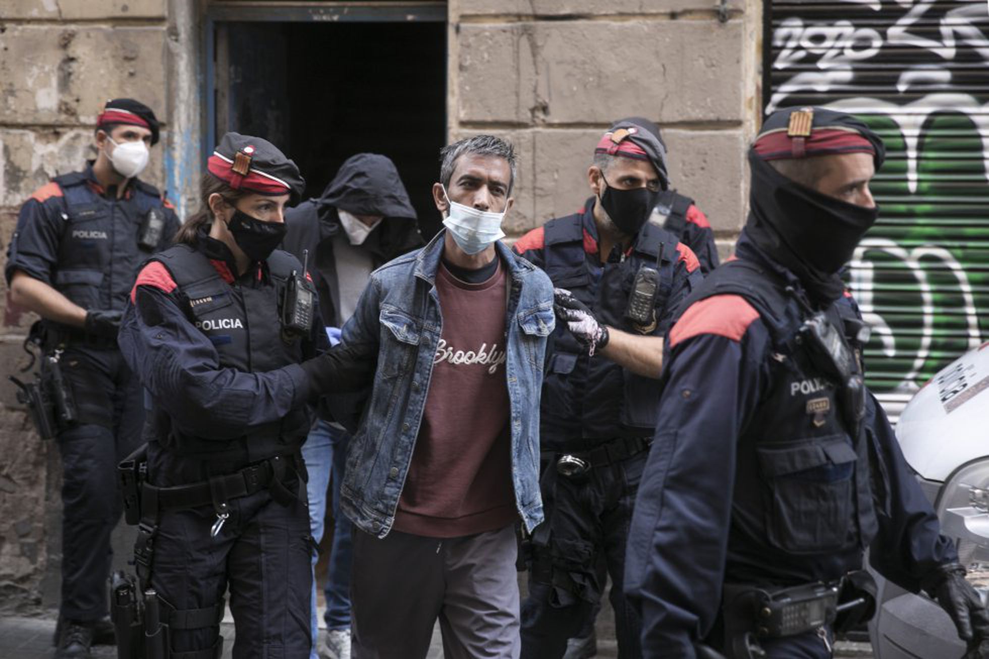Un hombre es detenido durante una macro operación conjunta de Mossos d'Esquadra, Policia Nacional y Guardia Urbana contra el trafico de droga en el Barrio del Raval de Barcelona.