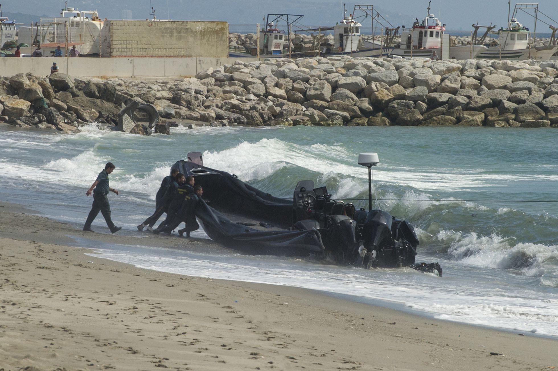 La Guardia Civil se incauta de una lancha de los narcos, que abandonaron después de una persecución en la playa del Tonelero, La Atunara. 