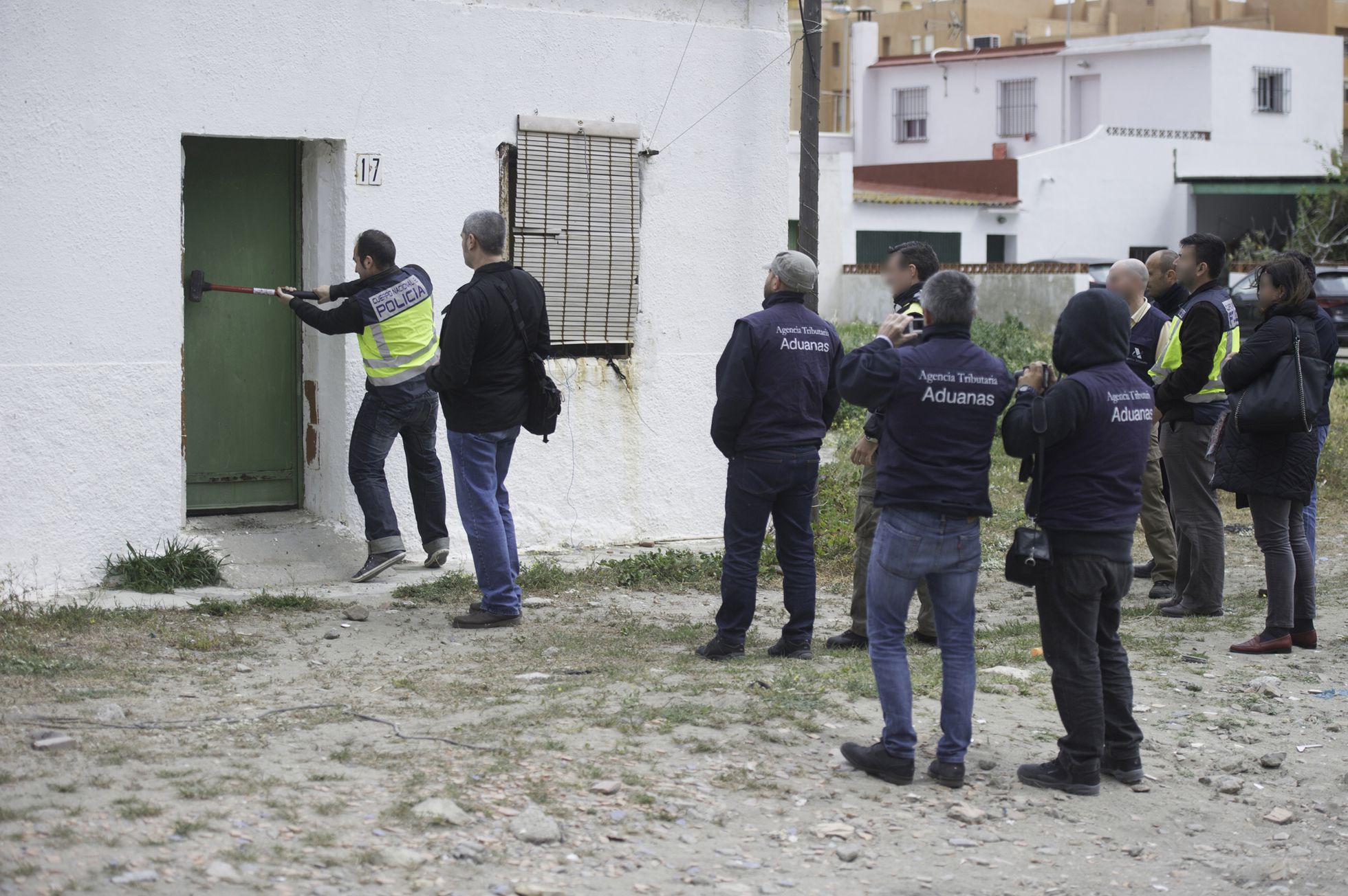 Una de las 'guarderías' de tabaco registradas por agentes del Cuerpo Nacional de Policía y de Aduanas (Agencia Tributaria) en la Operación Poniente en La Línea de la Concepción (Cádiz). 