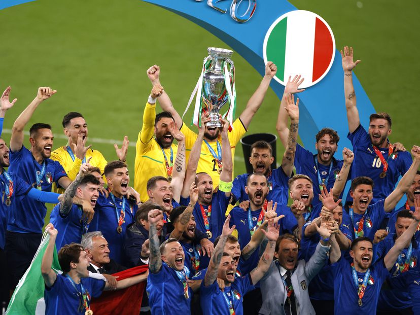 Chiellini alza, junto a sus compañeros, el trofeo de campeones de la Eurocopa.