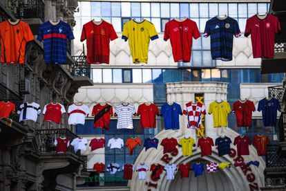 Vista de todas las camisetas de las selecciones que compiten en la Eurocopa, colgadas en Bakú, Azerbaiyán.
