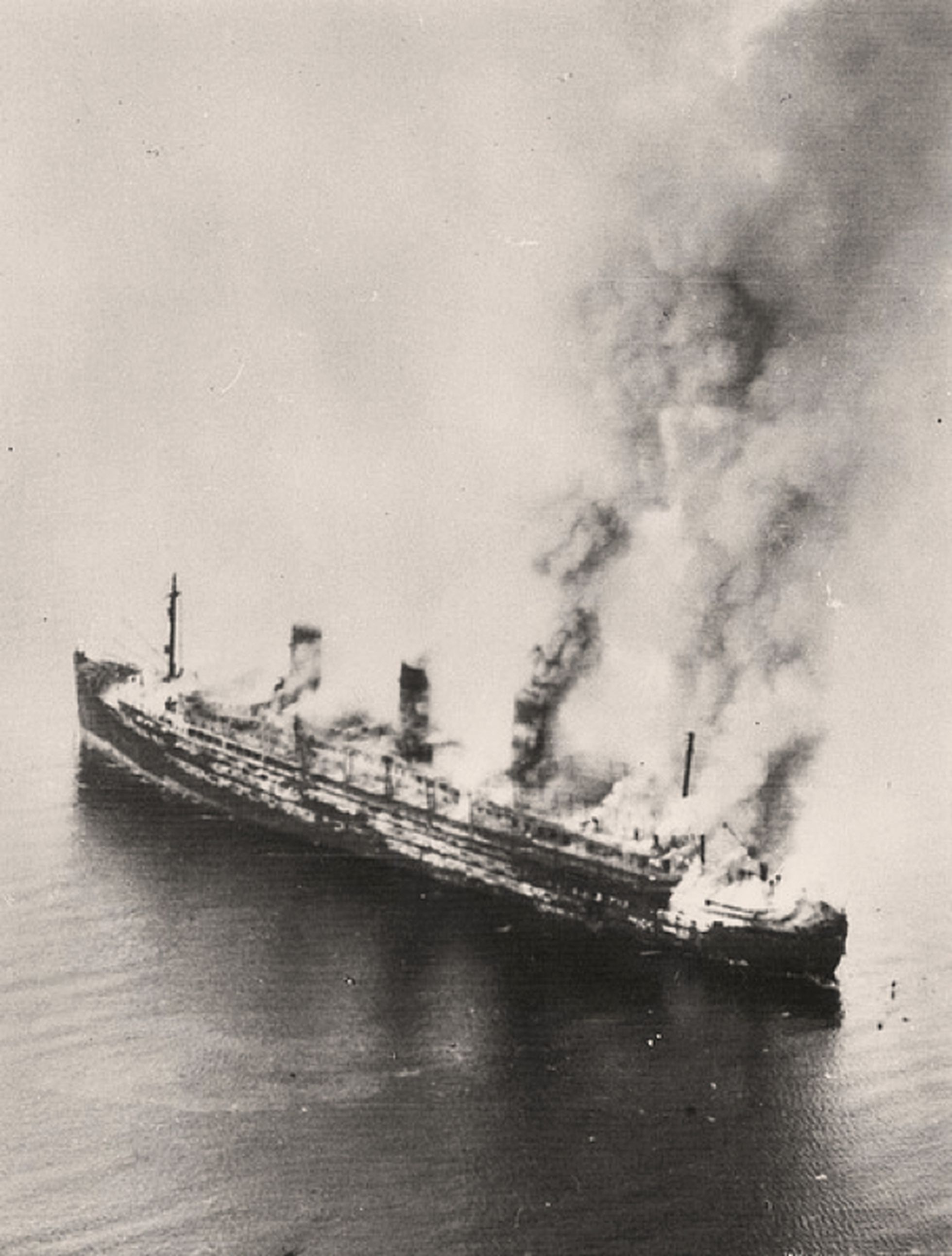 El 'Cap Arcona', tras ser bombardeado por la aviación británica el 4 de mayo de 1945.
