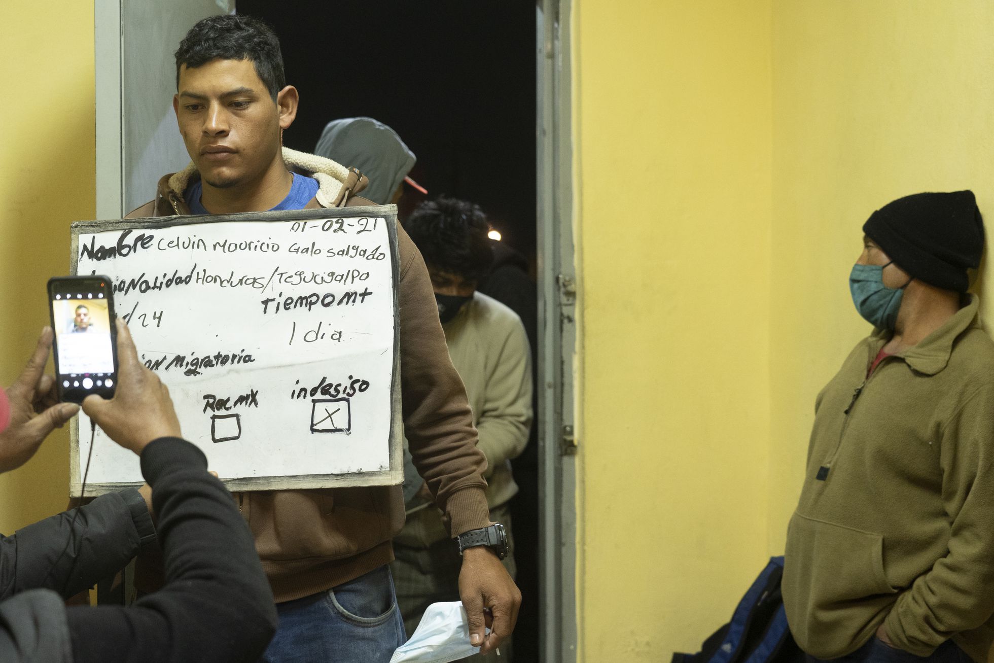 Un migrante es registrado antes de tener acceso al albergue de la parroquia Santa María Goretti, en Monterrey, Nuevo León. 