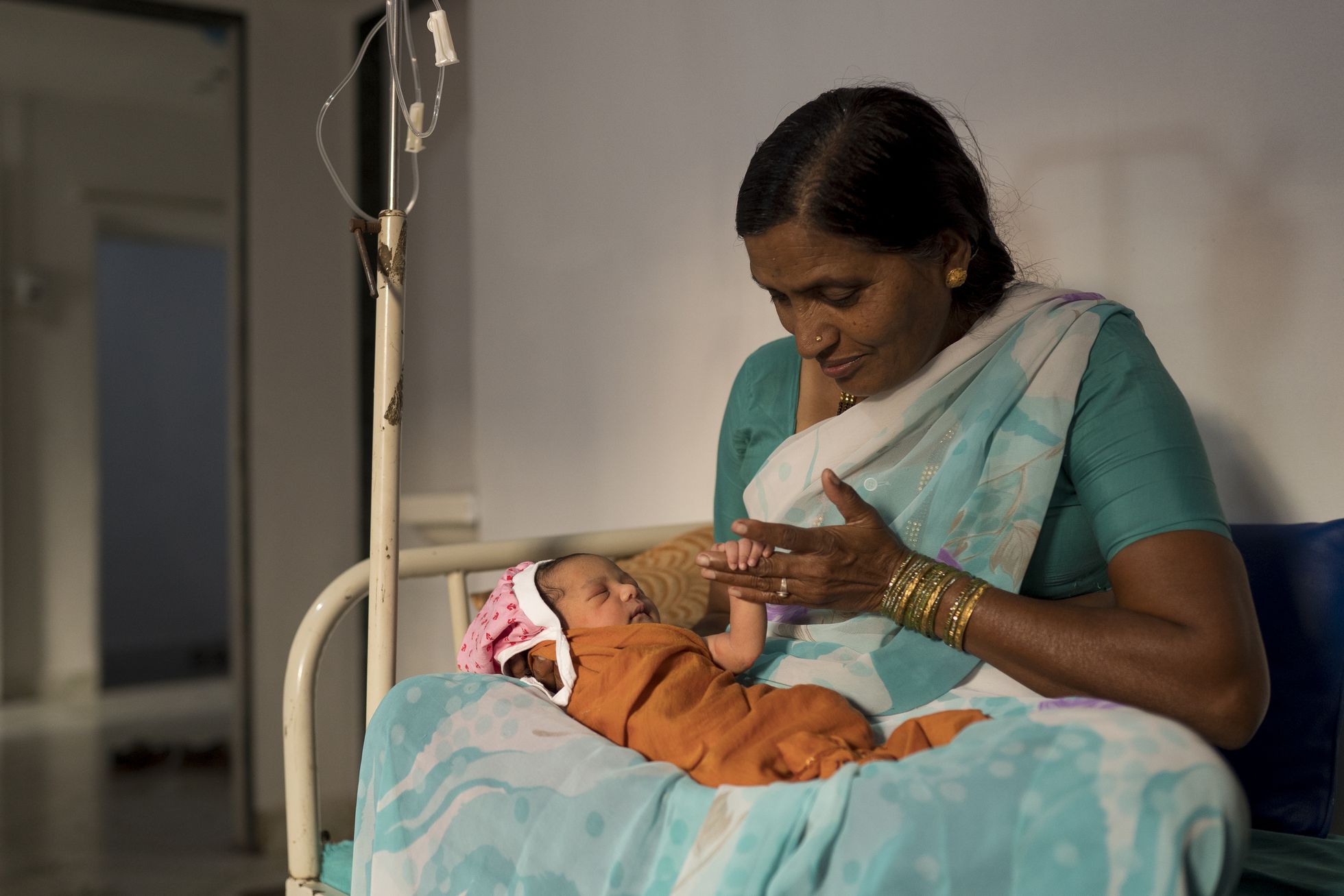 Kartiki agarra la mano de su abuela en una habitación del hospital del doctor Rakh.