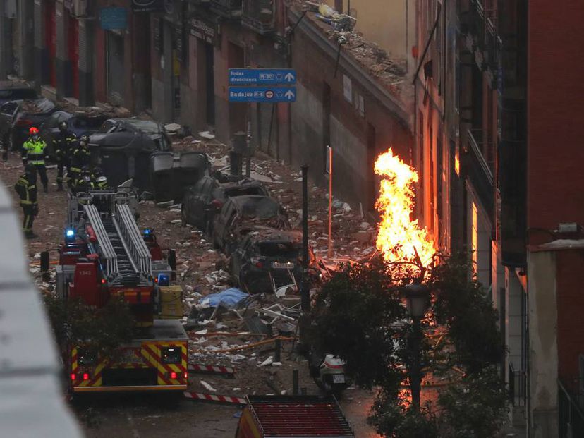 Efectivos de Bomberos, Policía y equipos de emergencias trabajan en la calle de Toledo de Madrid, en el lugar en el que una explosión ha provocado el derrumbe de parte de un edificio de seis plantas en el centro de Madrid.