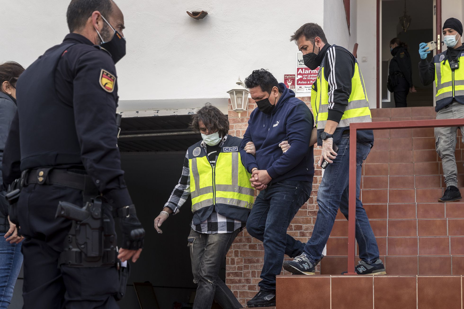 Registro de una vivienda en Mijas, Málaga, donde fueron detenidas tres personas relacionadas con un laboratorio de cocaína encontrado en Estepona.