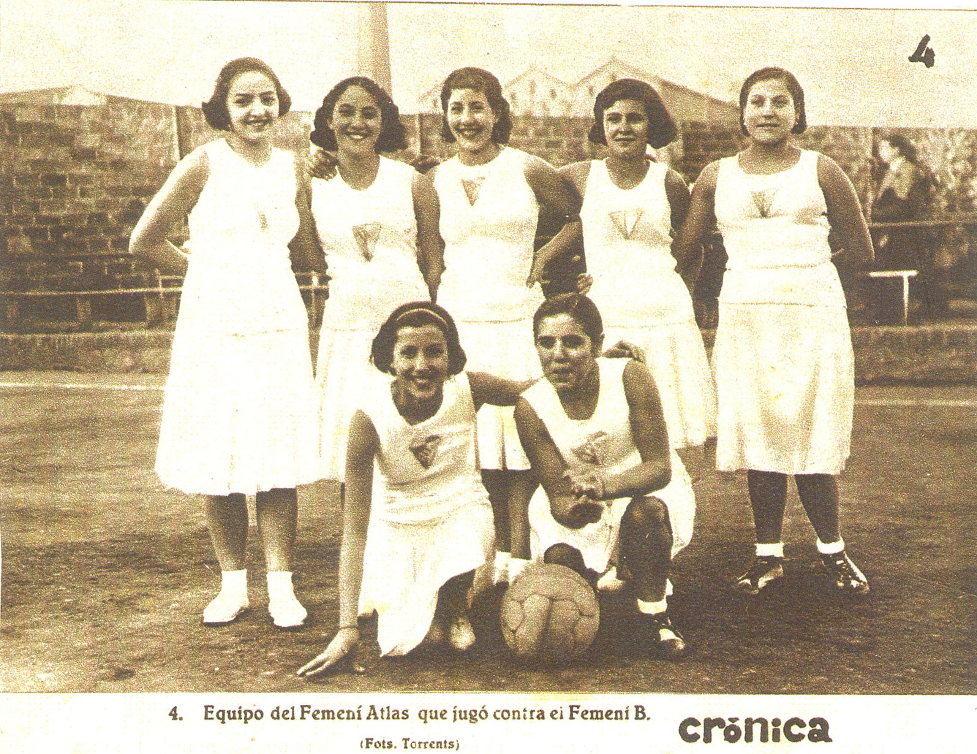 Encarna Hernández, abajo a la derecha, junto a sus compañeras del Atlas Club, en una imagen de 1931. / Revista Crónica