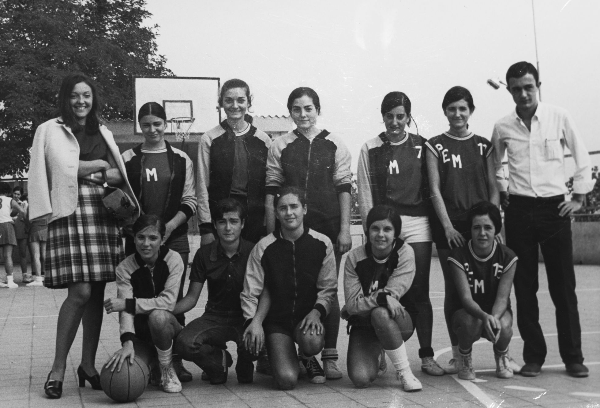 Maria Planas, la primera de pie a la izquierda, con el equipo de la Penya Esportiva Montserrat (PEM) en los años setenta.