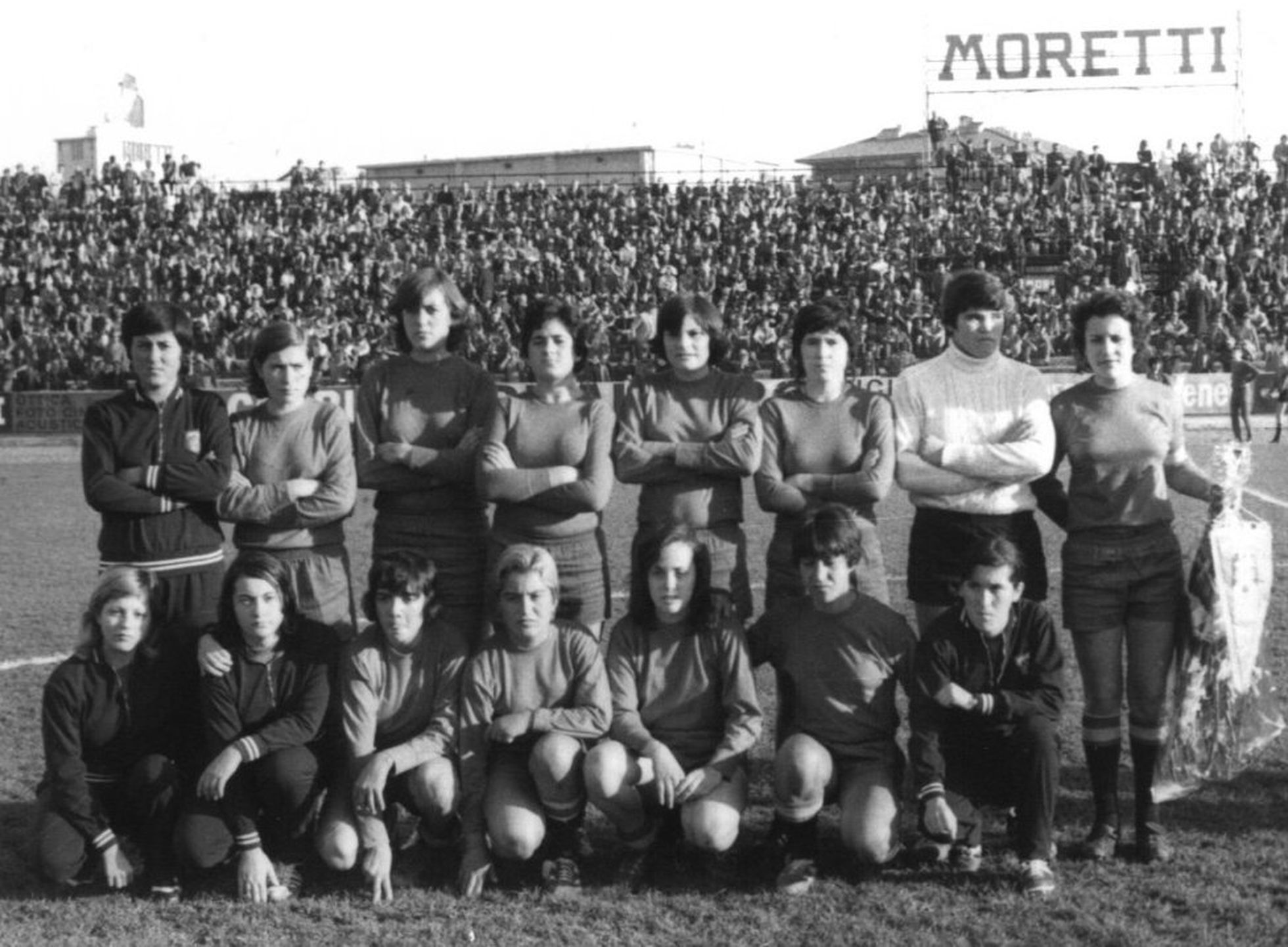 La selección española, en 1972. Victoria Hernández está de pie, la cuarta por la derecha.