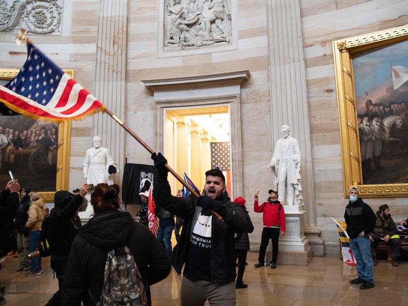Partidarios de Donald Trump protestan tras irrumpir en el Capitolio.