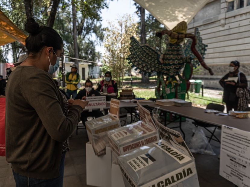Una mujer deja sus votos en las urnas dentro de Museo Arqueológico de Xochimilco en Barrio La Planta el 6 de Junio