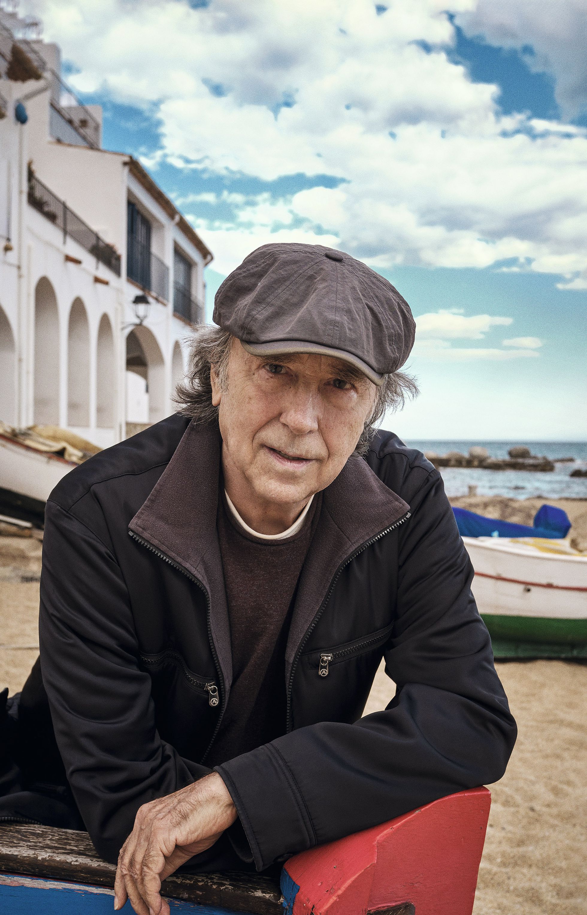 Serrat, en la misma playa, junto al apartamento donde compuso parte del disco 'Mediterráneo'.