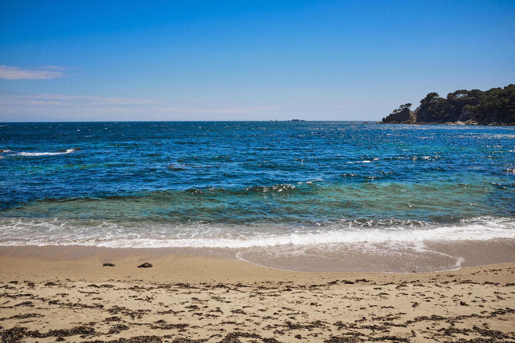 Los colores azul y verde del mar de la Costa Brava  inspiraron al músico a la hora de componer 'Mediterráneo'.