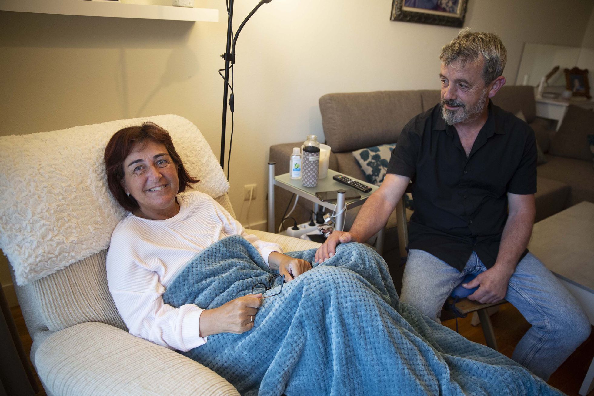 Ana Mosquera, enferma de ELA, junto a su marido, Juanjo Uria, posa en el salón de su casa en Zarautz (Gipuzkoa).