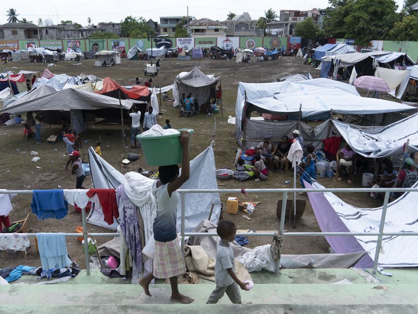 Vista del estadio de Gabion, en Los Cayos, donde se refugian cientos de familias tras el terremoto.