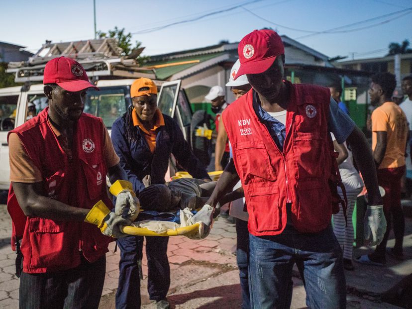 Paramédicos de la Cruz Roja atienden a víctimas del seísmo en Los Cayos, Haití, el sábado.