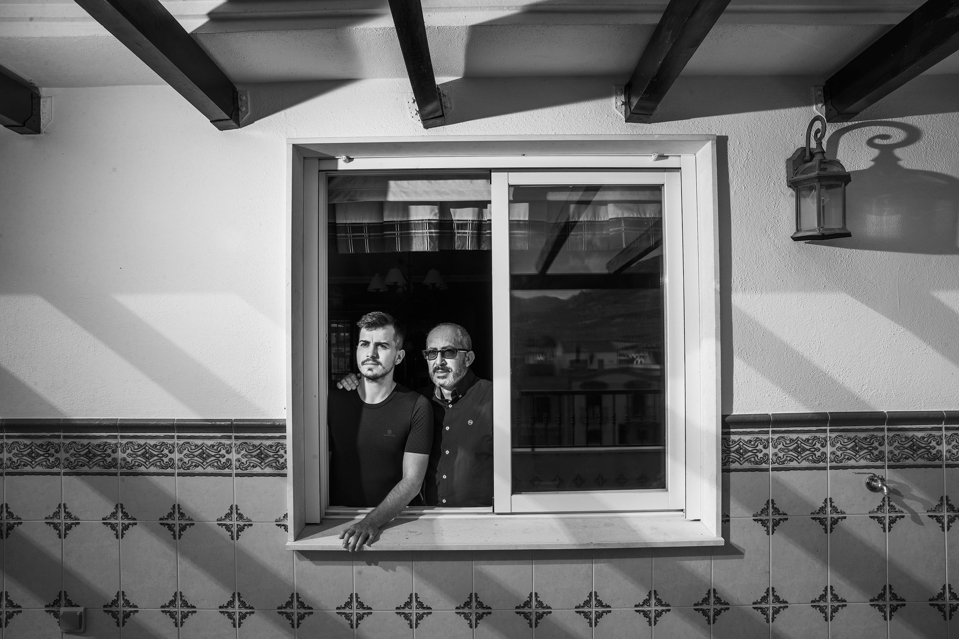  José Ramón Trillo y su padre, en su casa en Jódar, Jaen. 