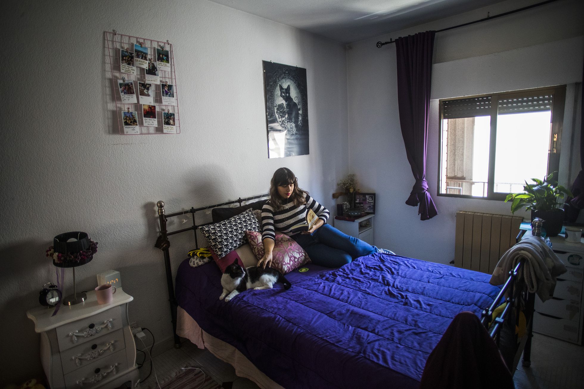 Alexandra Arispe en su casa en Usera, Madrid.