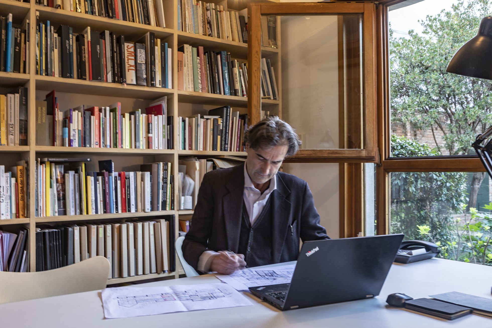 El arquitecto Sergio Pascolo, autor del libro 'Venecia, siglo XXI. Visiones estratégicas para un renacimiento sostenible', fotografiado en su despacho.