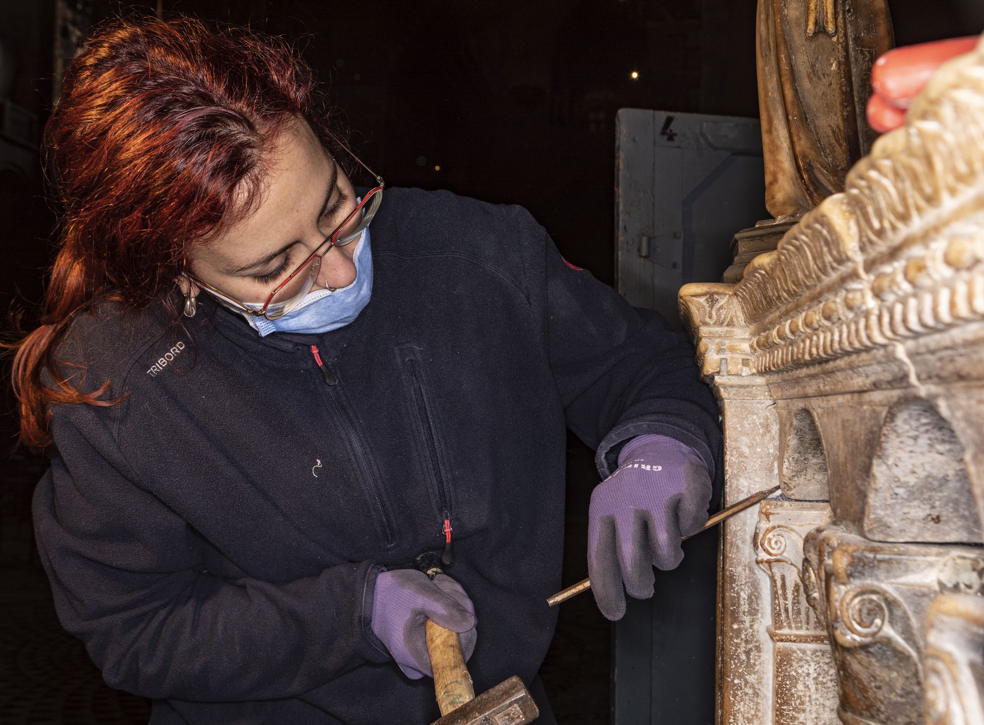 La restauradora Sara Trevisan trabaja el mármol del altar de San Pablo, en la basílica de San Marcos.