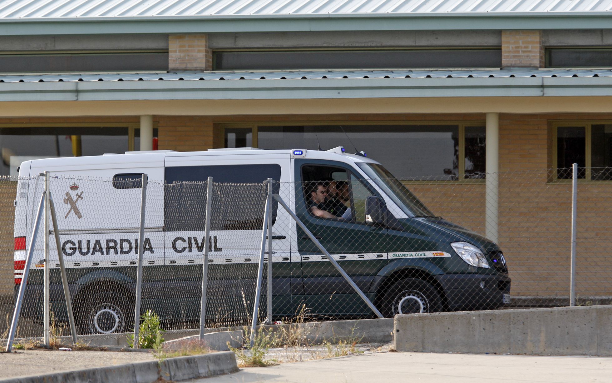 El furgón de la Guardia Civil que traslada al extesorero del PP Luis Bárcenas a su llegada a la cárcel de Soto del Real, en junio de 2013.