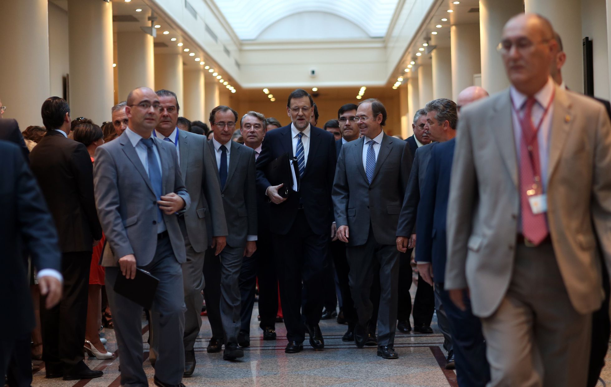 Mariano Rajoy, rodeado de senadores del PP, antes de su comparecencia sobre el 'caso Bárcenas', en 2013. 
