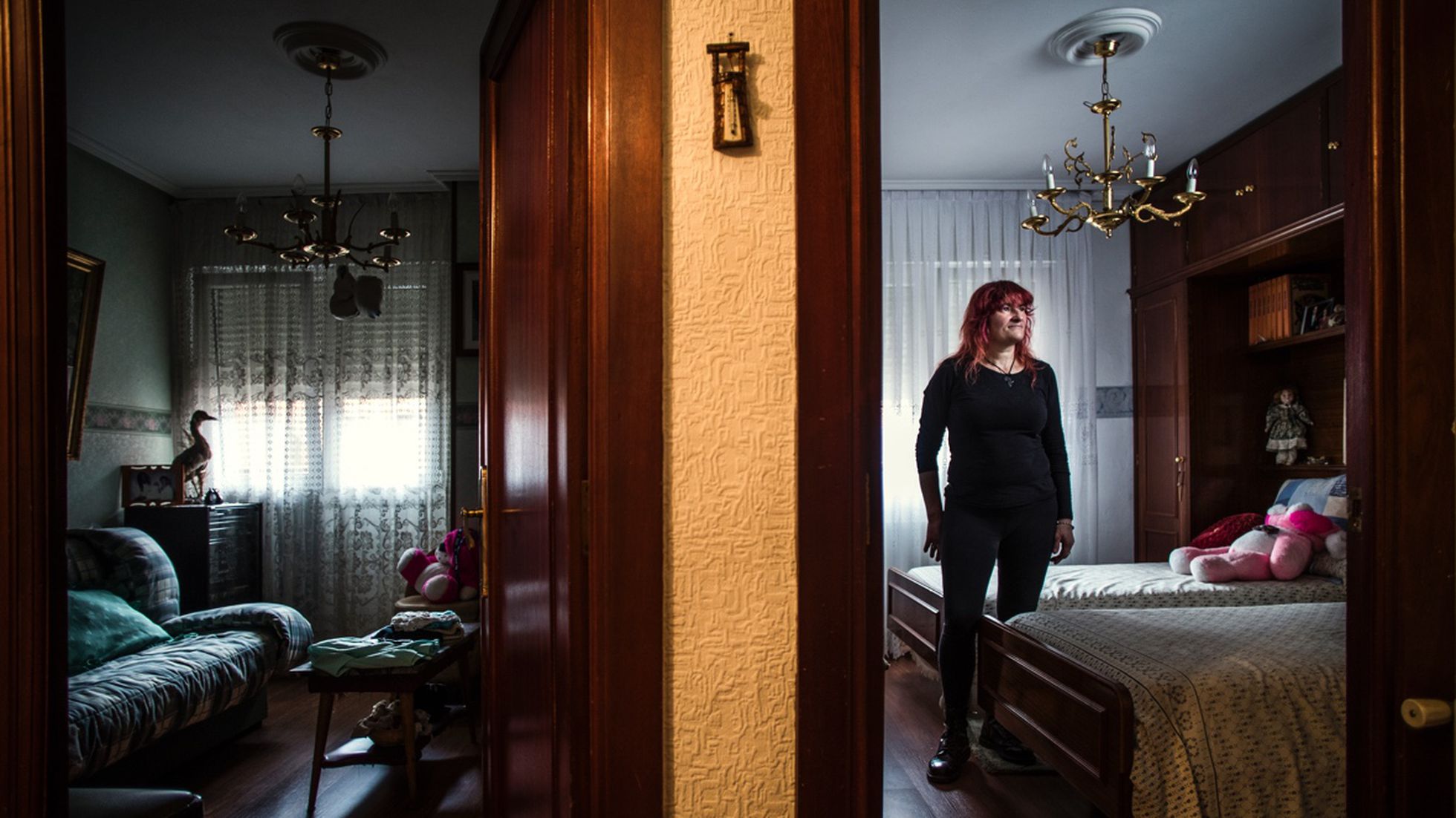 Marisol Alaiz, fotografiada en la casa de sus padres, fallecidos ambos por coronavirus.