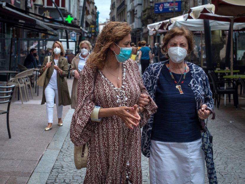 Dos mujeres caminan con mascarilla por una céntrica calle de Ourense, este viernes.