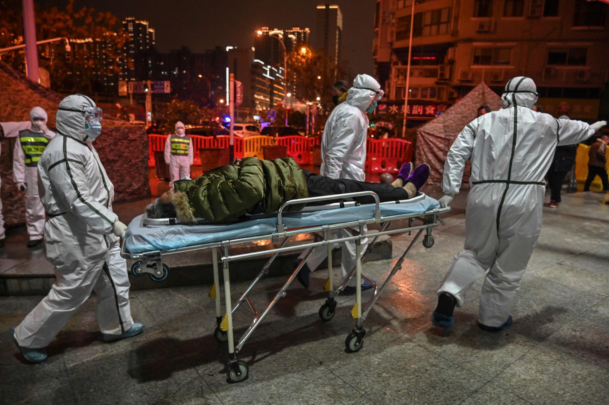 Traslado de un paciente con coronavirus, el 25 de enero, al hospital de la Cruz Roja en Wuhan (China), la ciudad donde se identificó el virus por primera vez.
