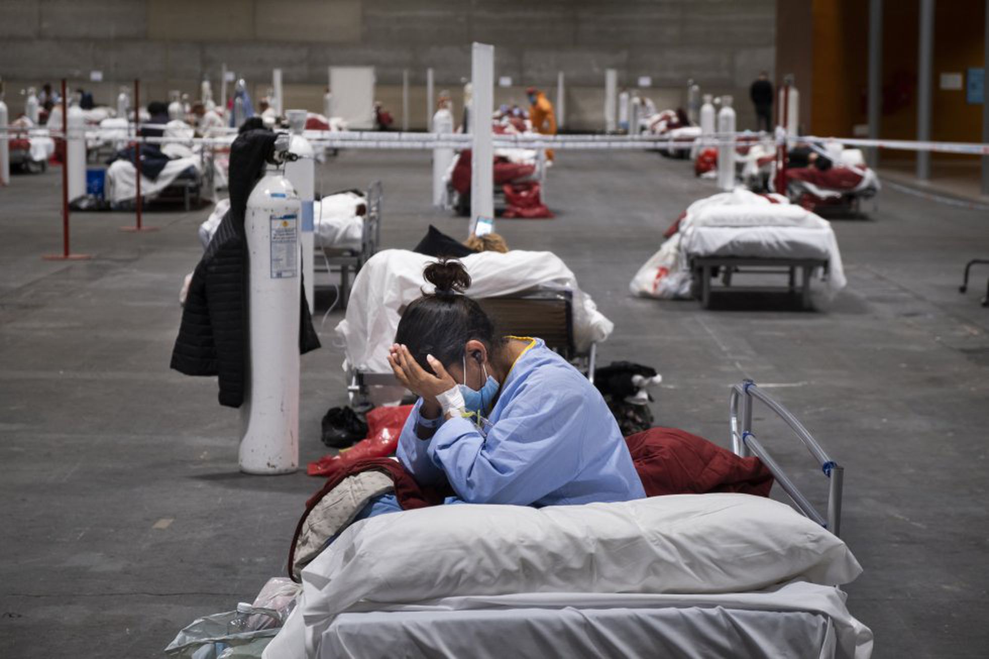 Una mujer ingresada el 27 de marzo en el pabellón 5 del hospital de campaña que Madrid instaló en Ifema cuando la epidemia ya se había descontrolado.