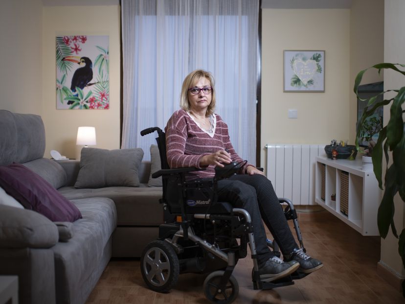 Alicia Resino, que tiene una enfermedad degenerativa y está en lista de espera de la dependencia, el pasado viernes en su casa, en Madrid.