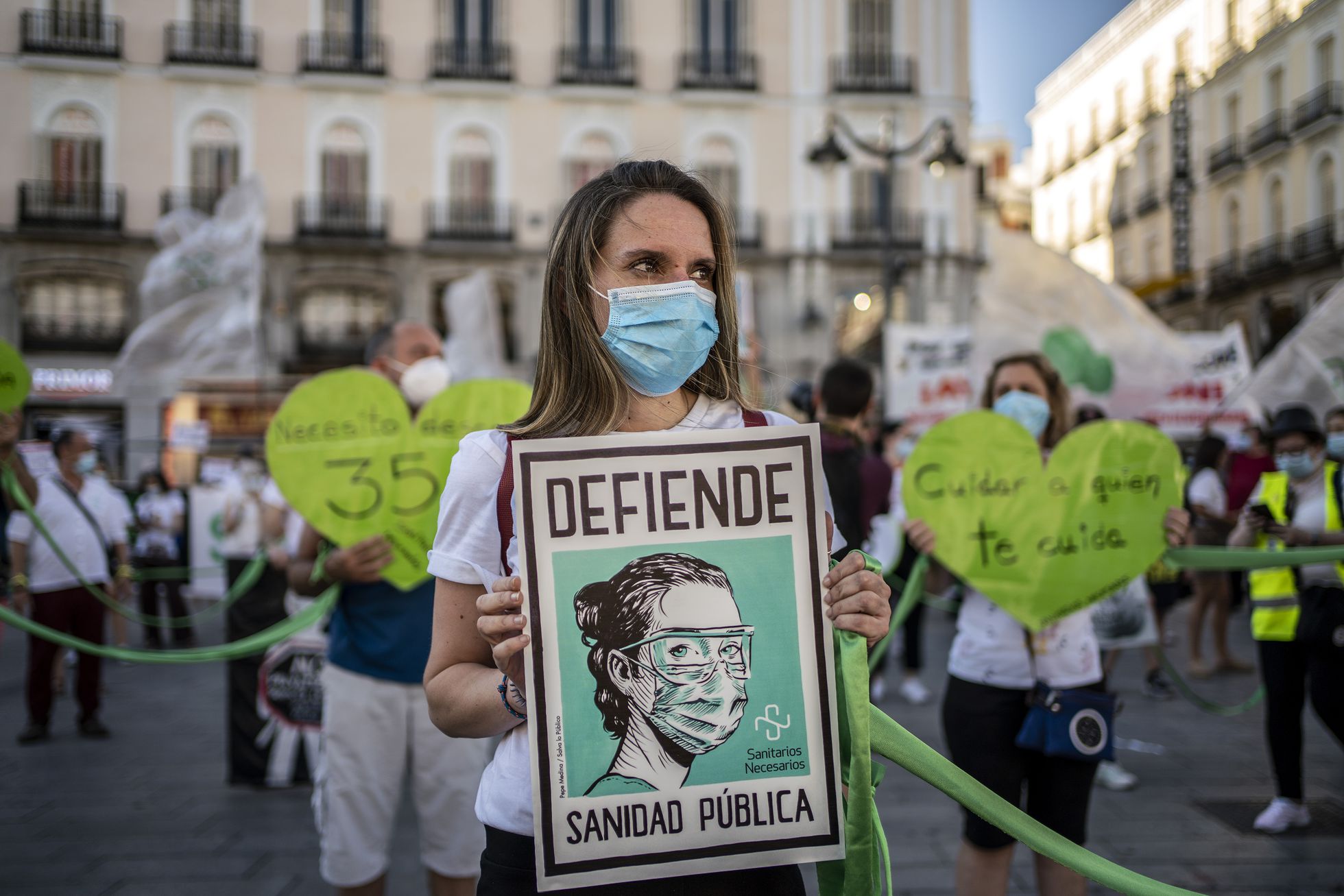 Concentración en la Puerta del Sol de Madrid en defensa de la sanidad publica y bajo el lema "sanitarios necesarios", el 29 de junio. / OLMO CALVO
 

