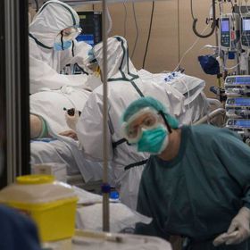 Diversos sanitaris atenen un pacient amb la covid-19 a la UCI de l'Hospital Vall d’Hebron de Barcelona.