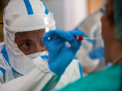 Personal sanitario toman muestras para realizar pruebas de covid-19 a los trabajadores y residentes de la residencia geriátrica Salus, en Barcelona el 23 de abril