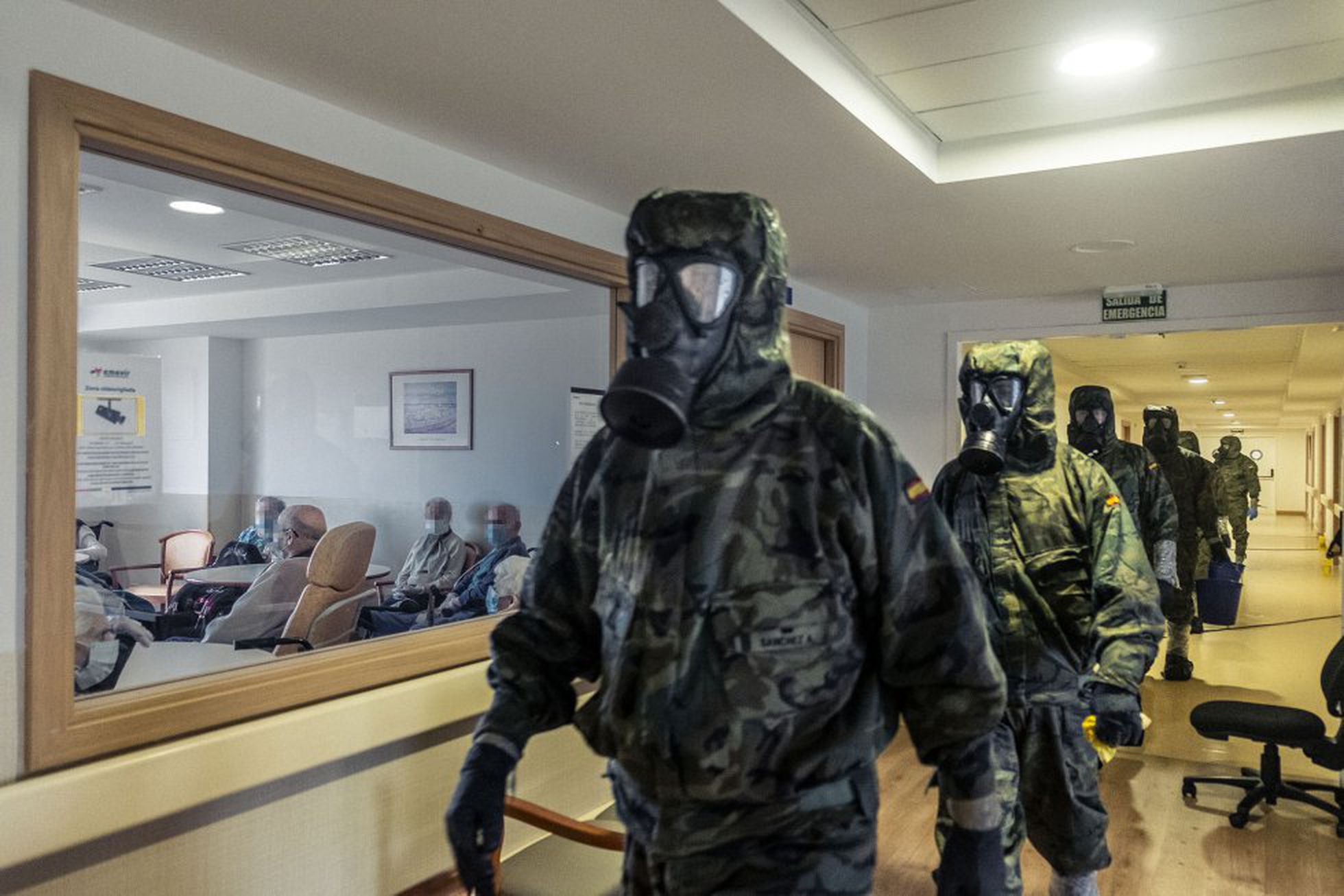 Una treintena de militares de la brigada paracaidista de Alcalá de Henares llega con equipos de protección para descontaminar una residencia, el 31 de marzo.